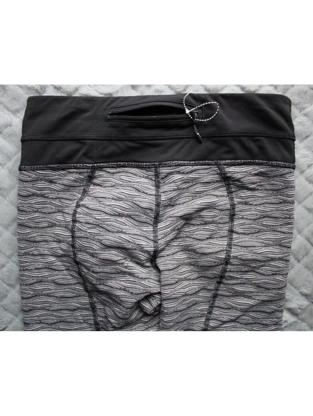 Lululemon  Black/Silver Textured Wave Run: Inspire Crop II All Luxtreme ~4~